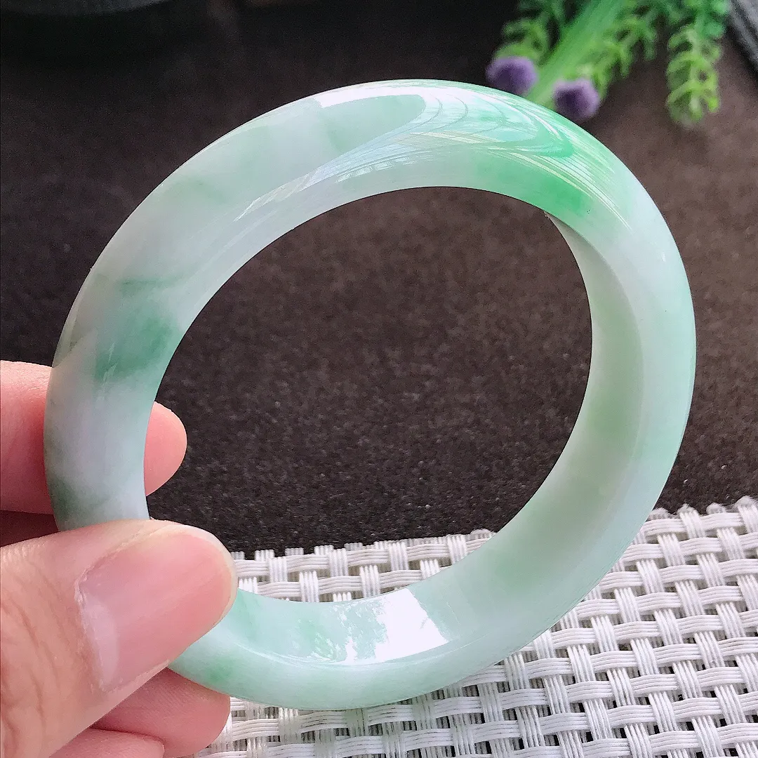 天然a货翡翠57.5/14.1/9.3老坑精美温润飘绿手镯宽边玉手镯