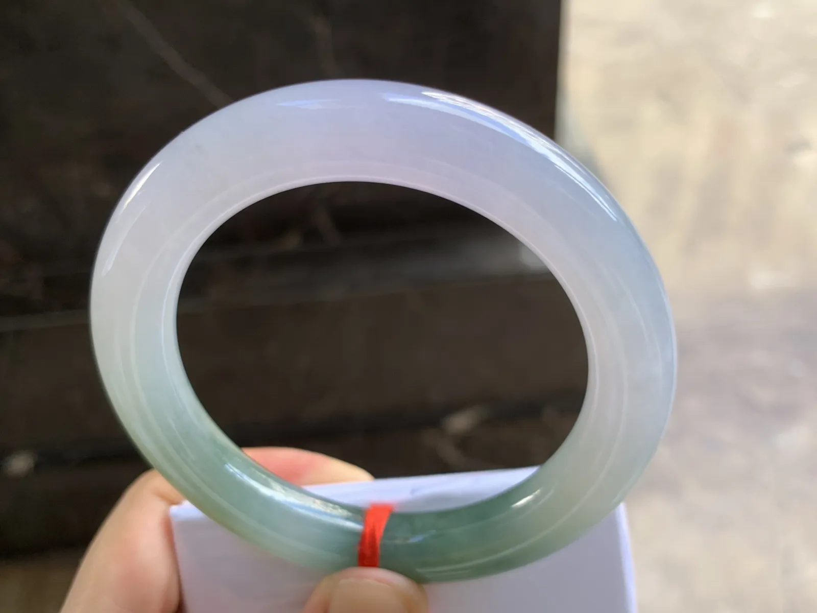 56-10.8mm
双色圆条手镯 底子细腻 颜色独特漂亮