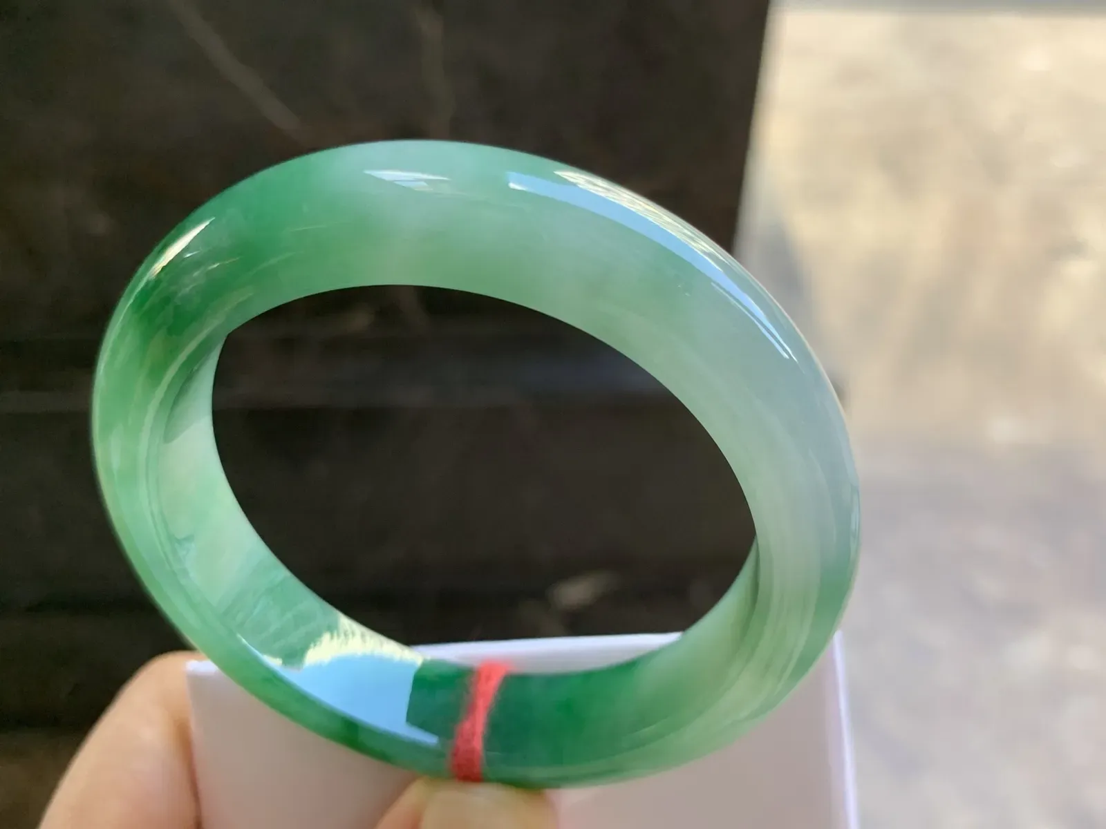 55-12.6-8.7mm
辣绿色手镯 底子细腻 颜色浓郁辣绿 推荐