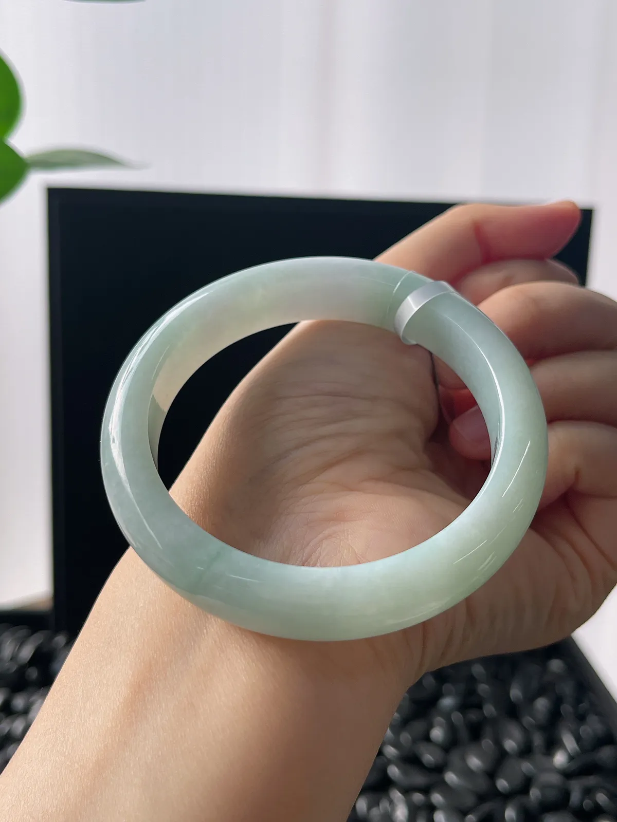 正圈56.8圈口，翡翠糯化种浅绿色手镯