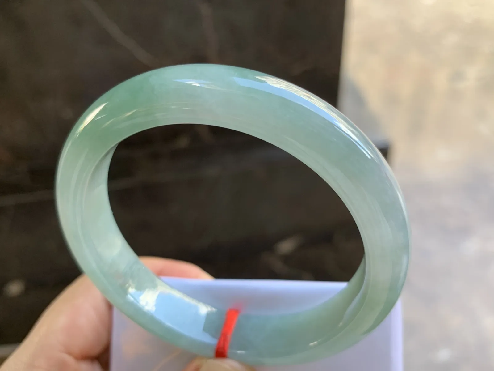 56.5-12.2-8.5mm
带底色手镯 底子细腻 水润