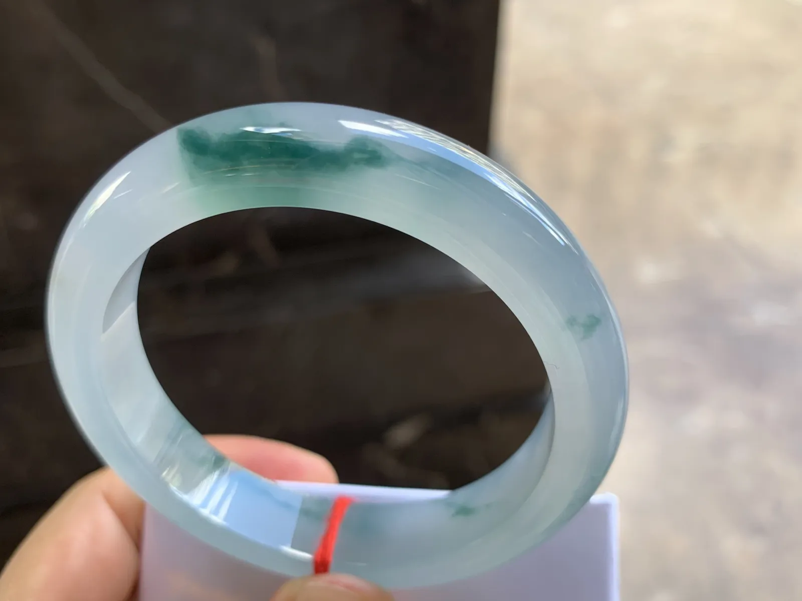 56-12-8.8mm
冰种飘花手镯 水润光泽 花色漂亮