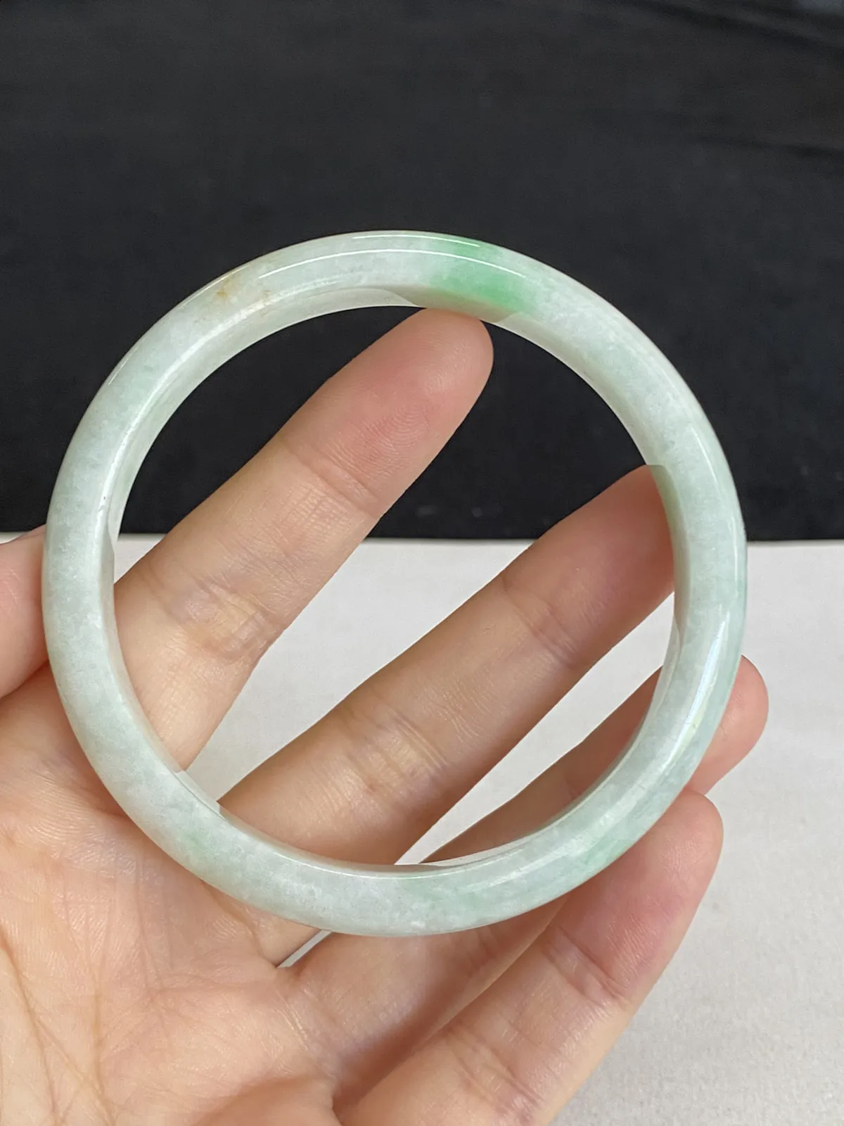 正圈56.5圈口，翡翠豆种飘绿手镯