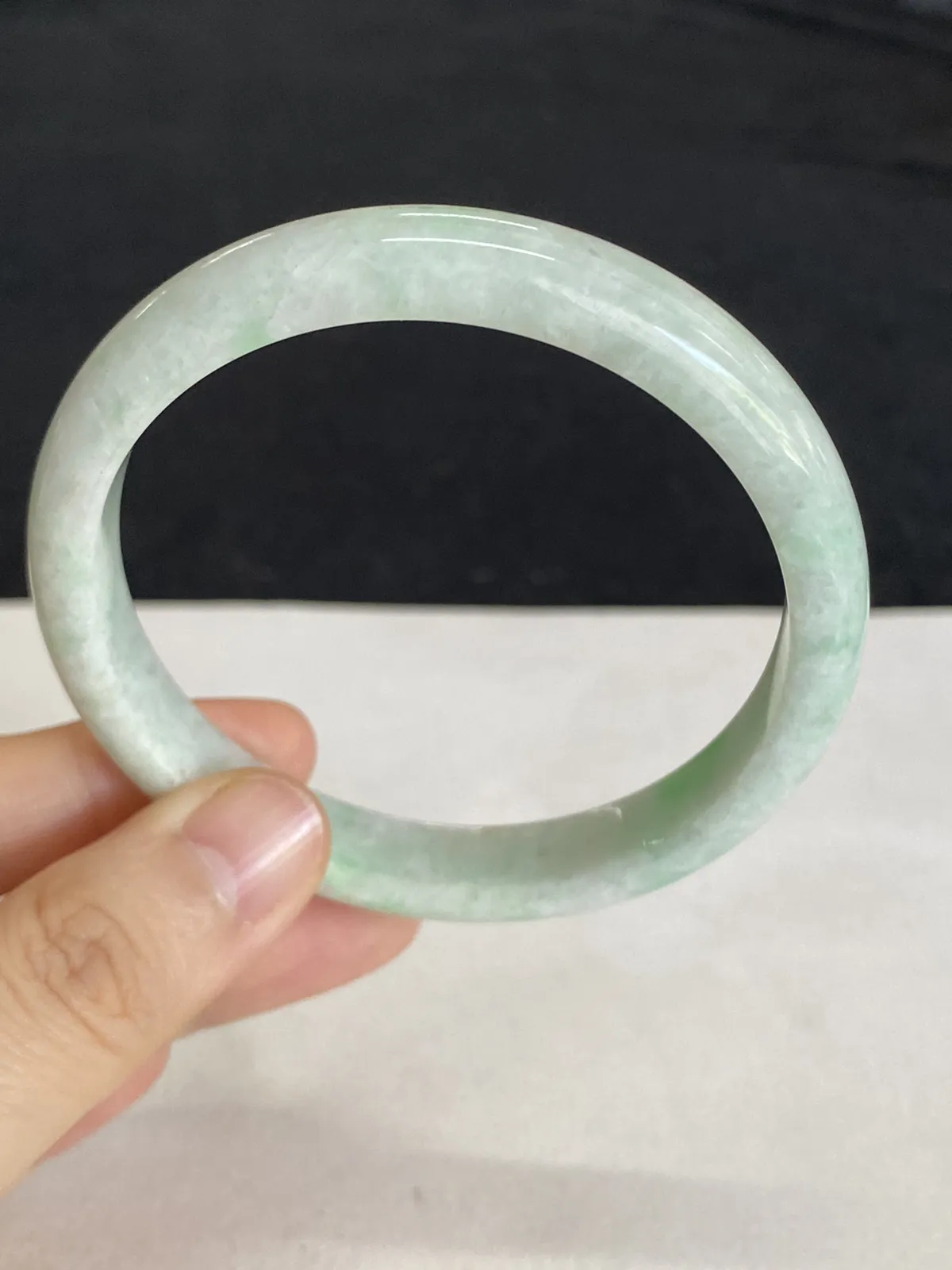 正圈56.5圈口，翡翠豆种飘绿手镯