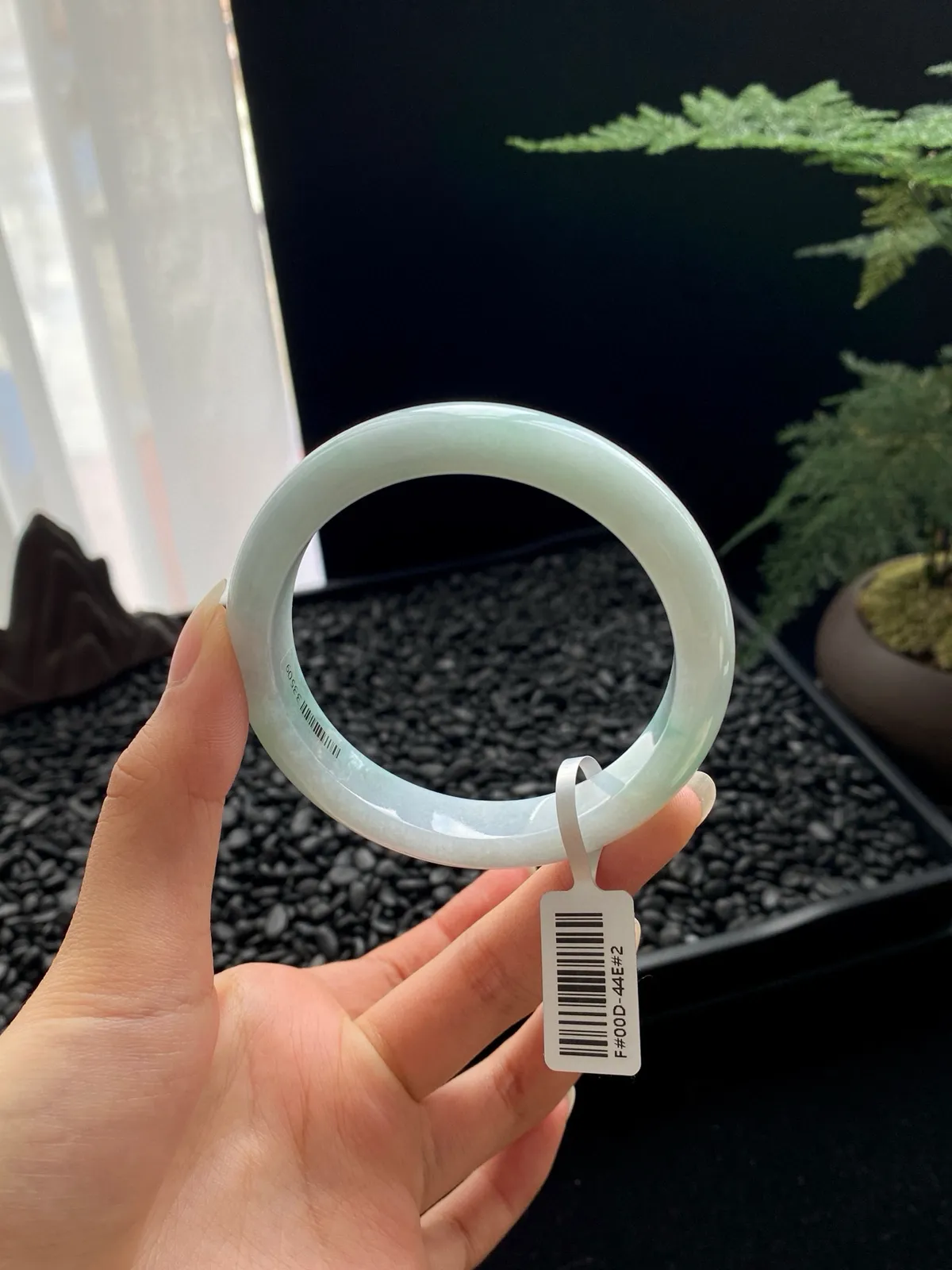 【淡底色】
尺寸：56.8*12*8
色泽温润如晴空，淡雅清新，透着宁静祥和的气息，优雅大方