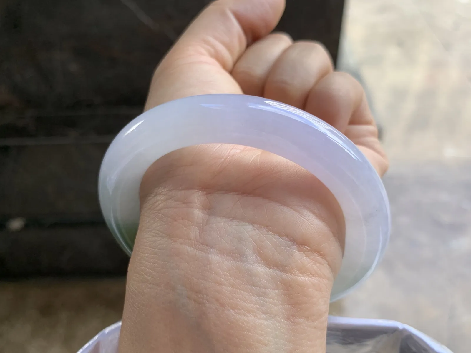 56-10.8mm
双色圆条手镯 底子细腻 颜色独特漂亮