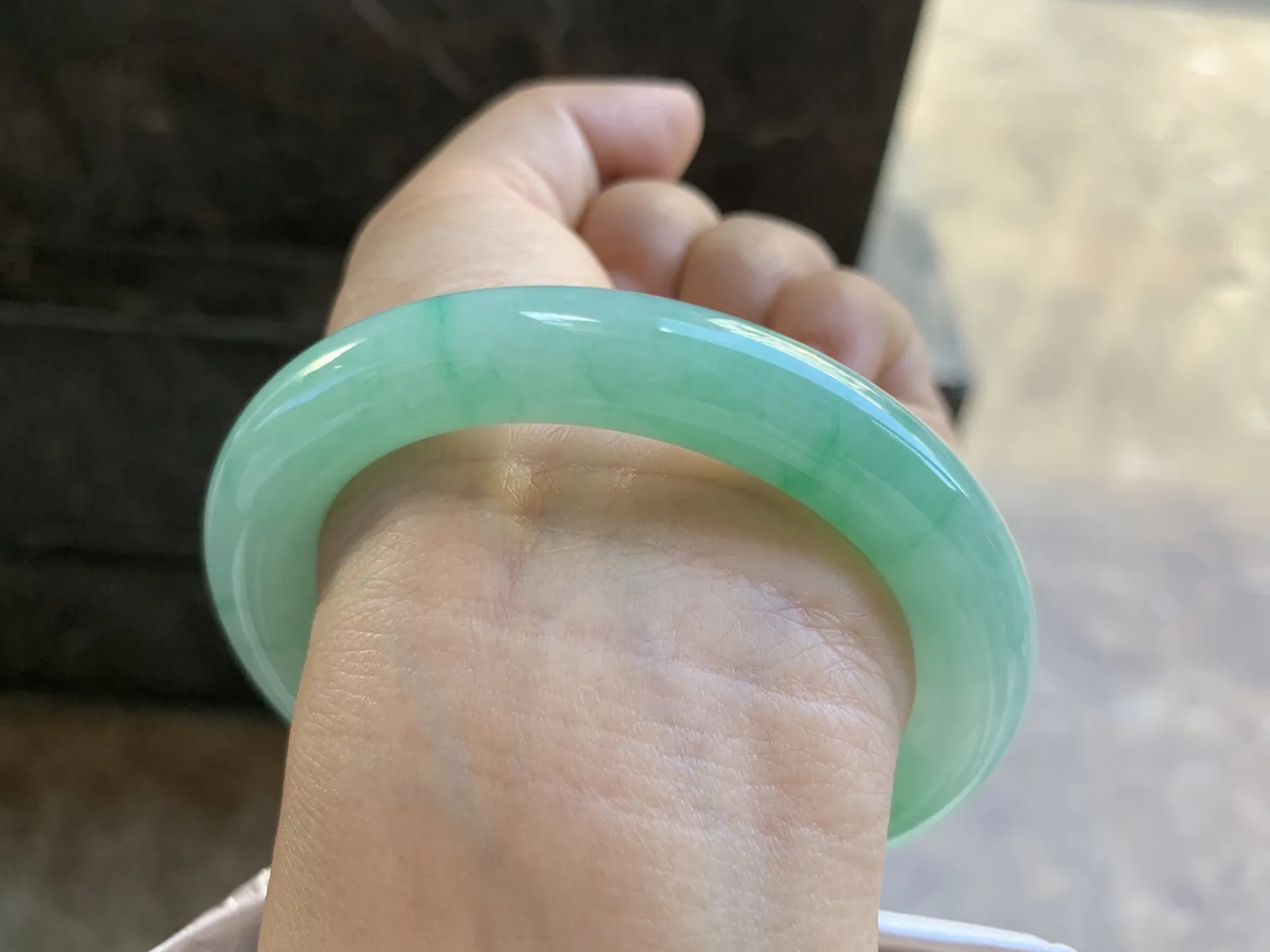 56.5-10.5mm
带色圆条手镯 底子细腻 颜色漂亮  性价比推荐