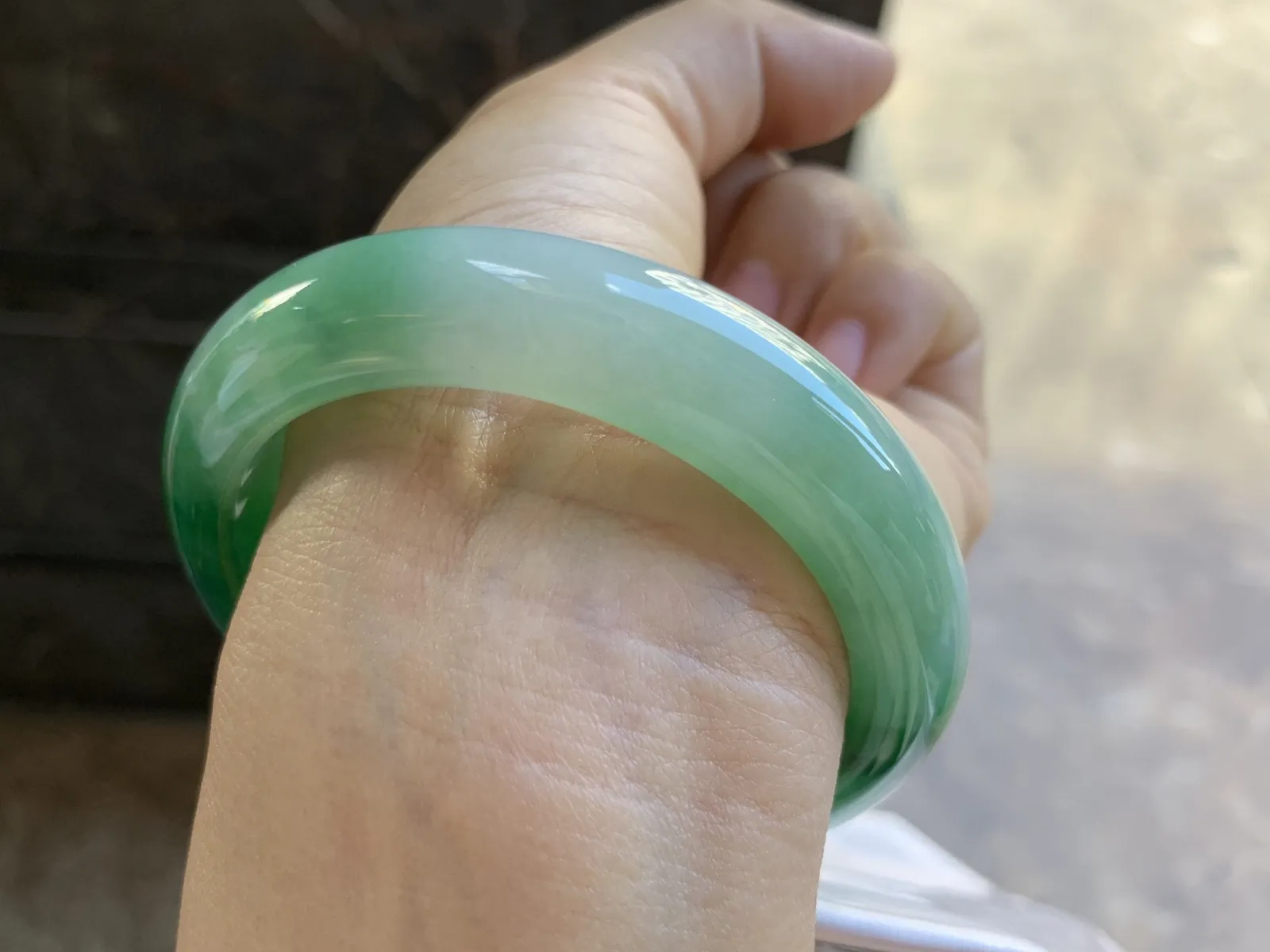 55-12.6-8.7mm
辣绿色手镯 底子细腻 颜色浓郁辣绿 推荐