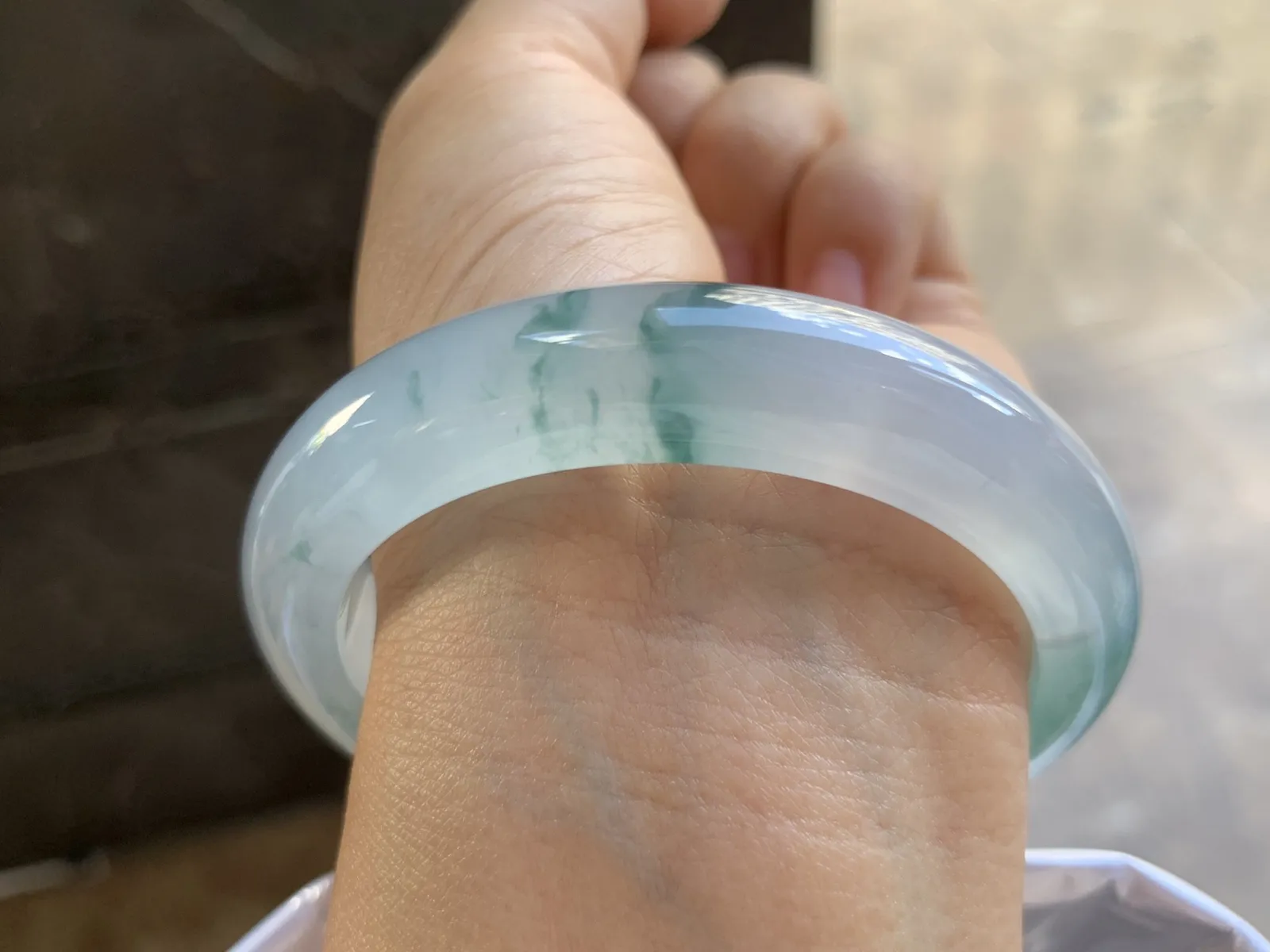 56-12-8.6mm
冰种飘花手镯 水润光泽 花色灵动漂亮