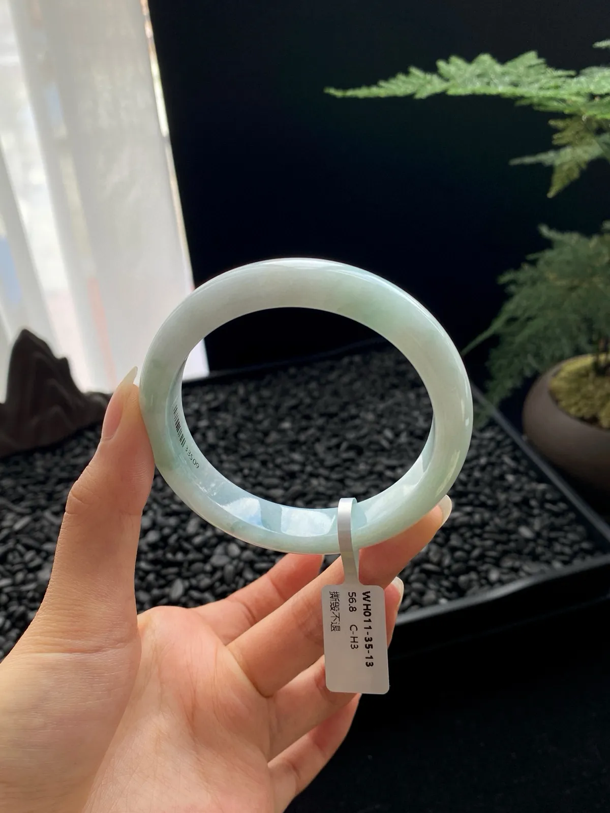 【淡底色】
尺寸：56.8*12*8
色泽温润如晴空，淡雅清新，透着宁静祥和的气息，优雅大方