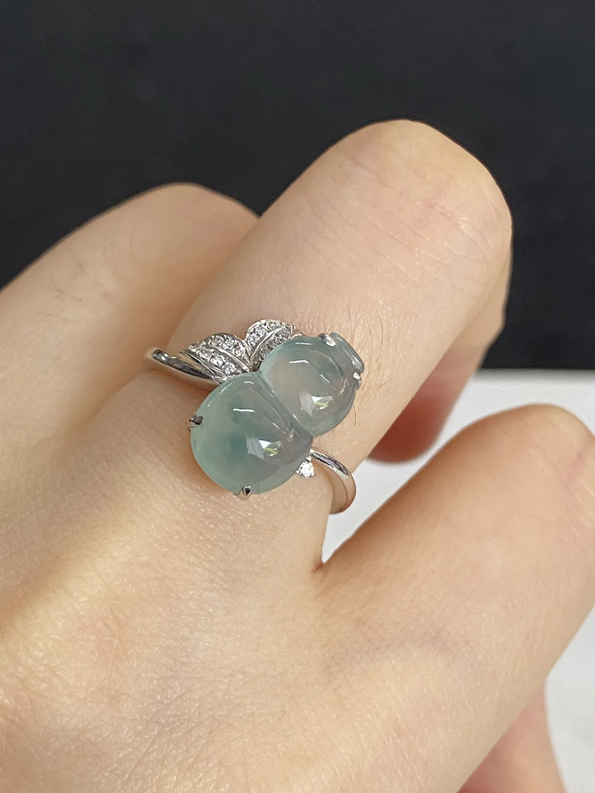 翡翠女戒，伴钻石