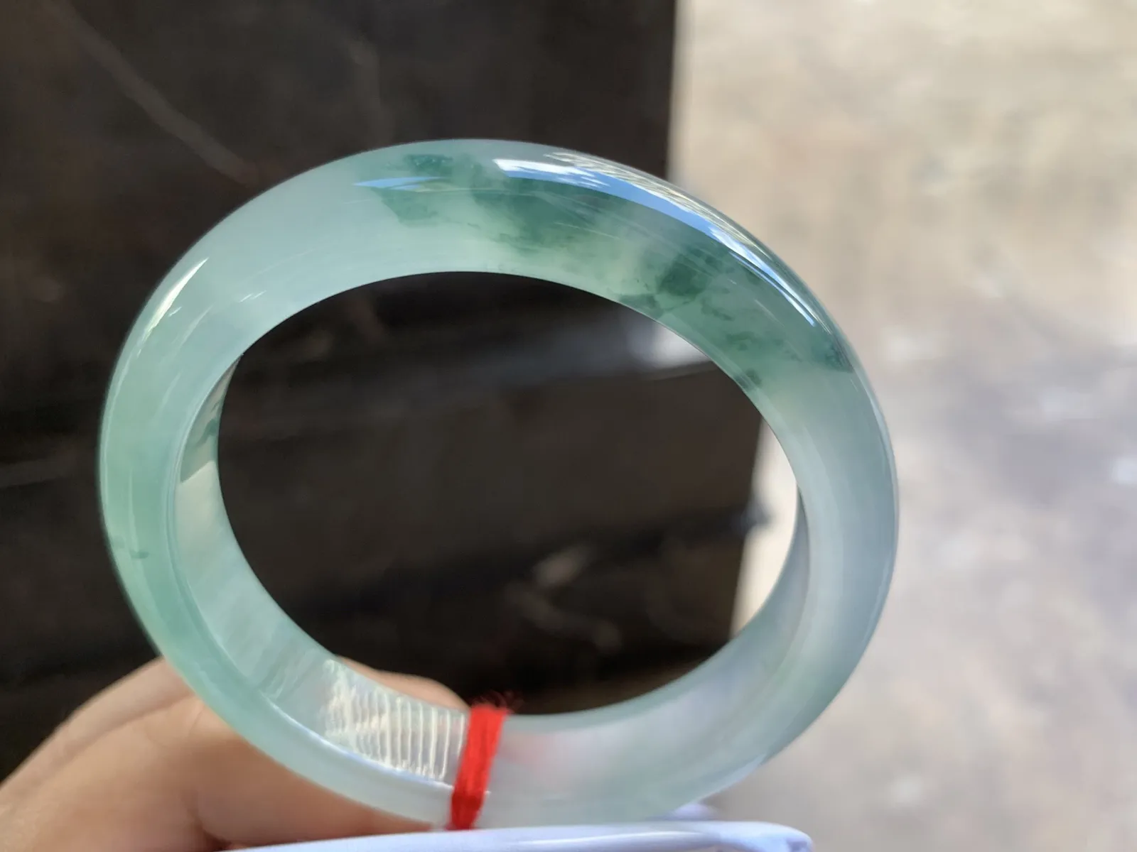 55-12.5-8.5mm
冰种飘花手镯 冰透起光 花色漂亮 韵味悠长