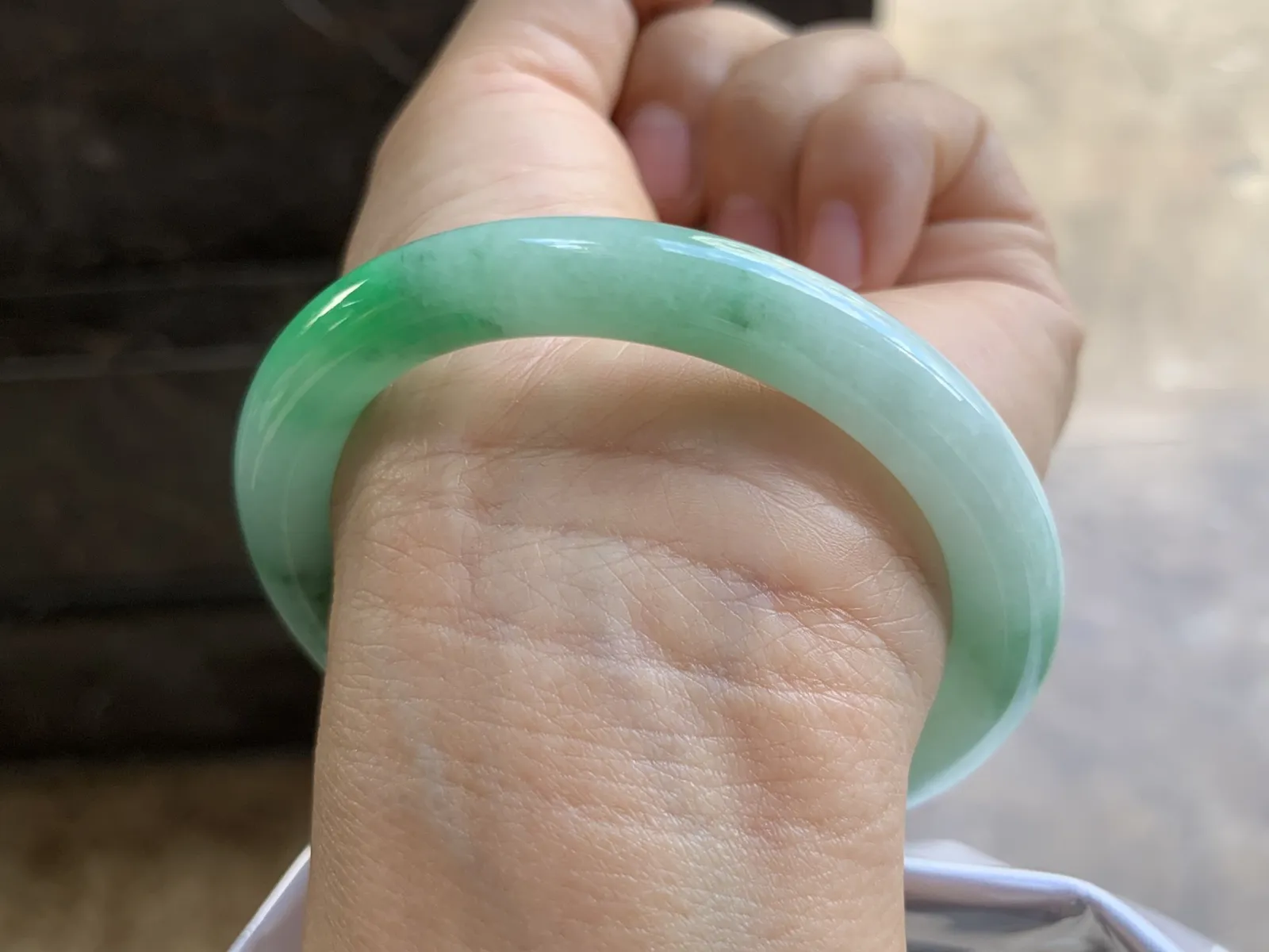 55-8.8mm
带色圆条手镯 肚子细腻 颜色漂亮 推荐