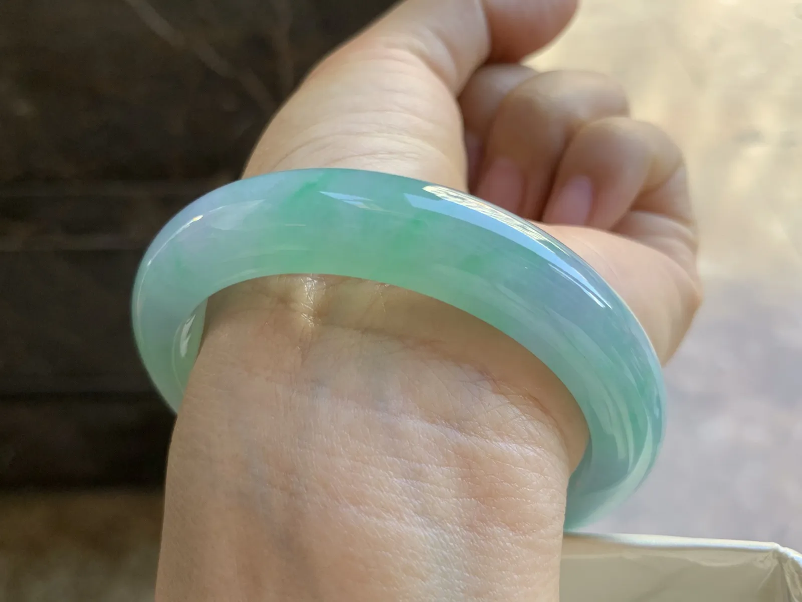 55.5-12-8.7mm
春彩手镯 底子细腻 颜色漂亮  推荐