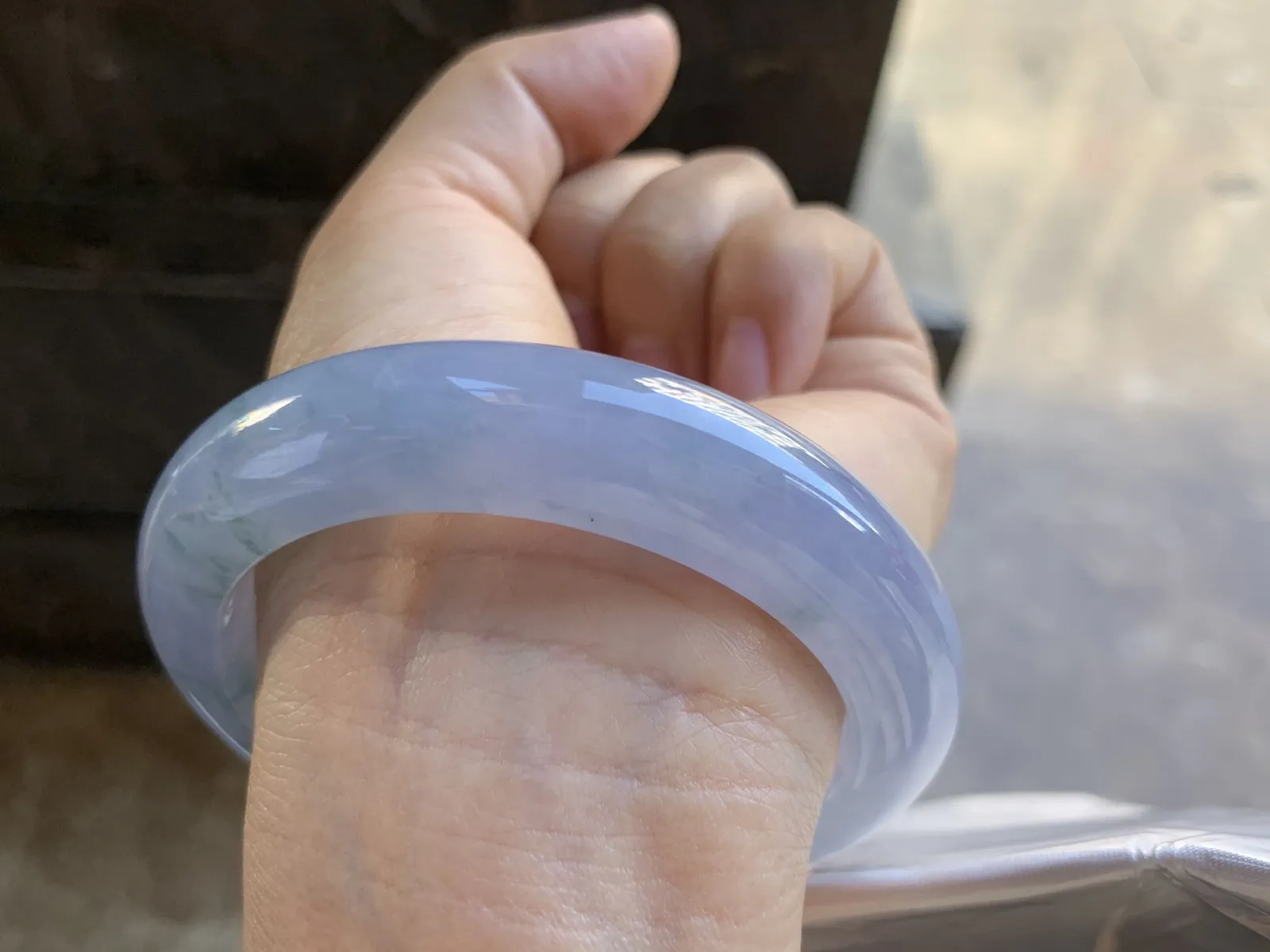 56.5-13.2-9.6mm
冰种紫罗兰飘花手镯 水润光泽 花色灵动