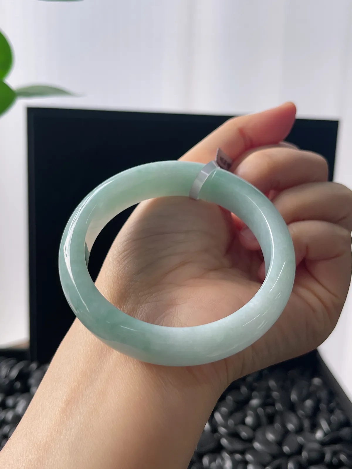 正圈54.6圈口，翡翠糯化种淡绿色手镯