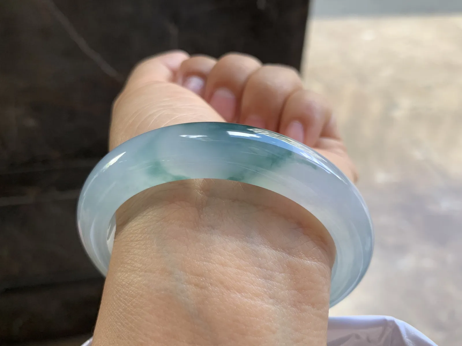 56-12-8.8mm
冰种飘花手镯 水润光泽 花色漂亮