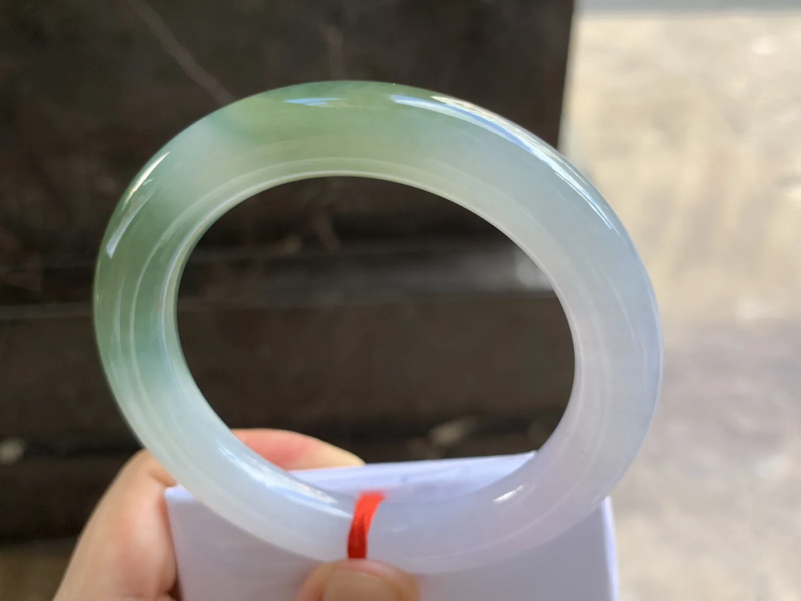 56-10.8mm
双色圆条手镯 底子细腻 颜色独特漂亮