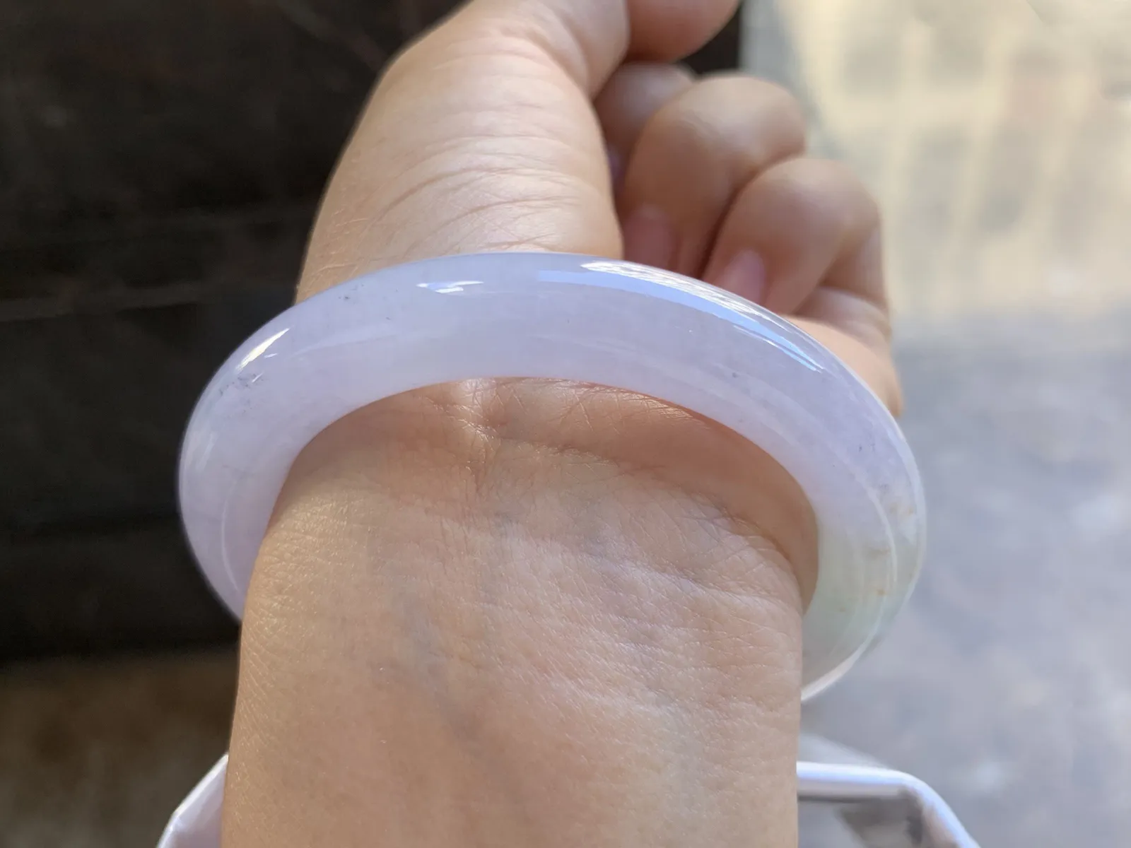 53-10mm
春色撒金圆条手镯 底子细腻 颜色漂亮 特色推荐