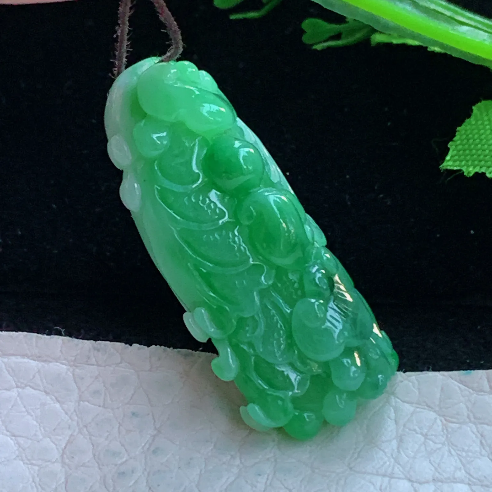 lz自然光36.8*17.5*13.5缅甸翡翠精雕辣绿白菜 百财聚来玉吊坠 玉挂件