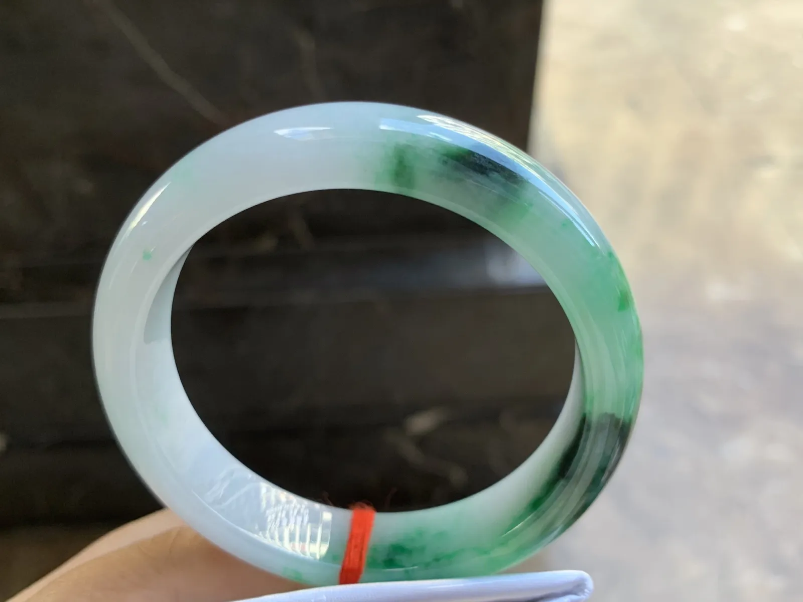 57-13.2-8.3mm
带色手镯 底子细腻 颜色辣绿 上手漂亮 推荐