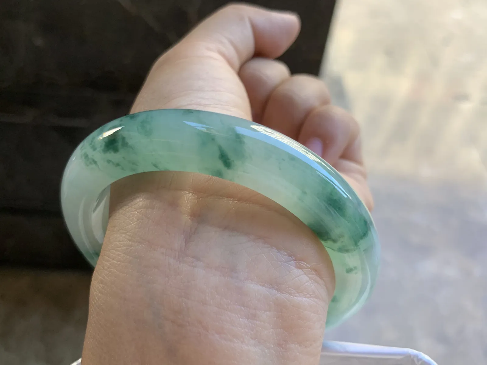 58.5-13-9.7mm
冰种飘花手镯 底子细腻 花色漂亮