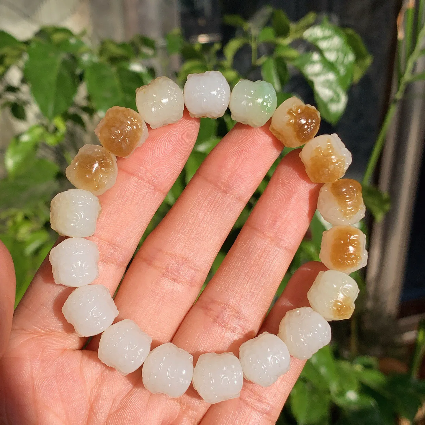 新疆且末糖大日如来头手串。单颗尺寸12重42.5克。玉质细腻油润。手推出油。品相大气。lt251120