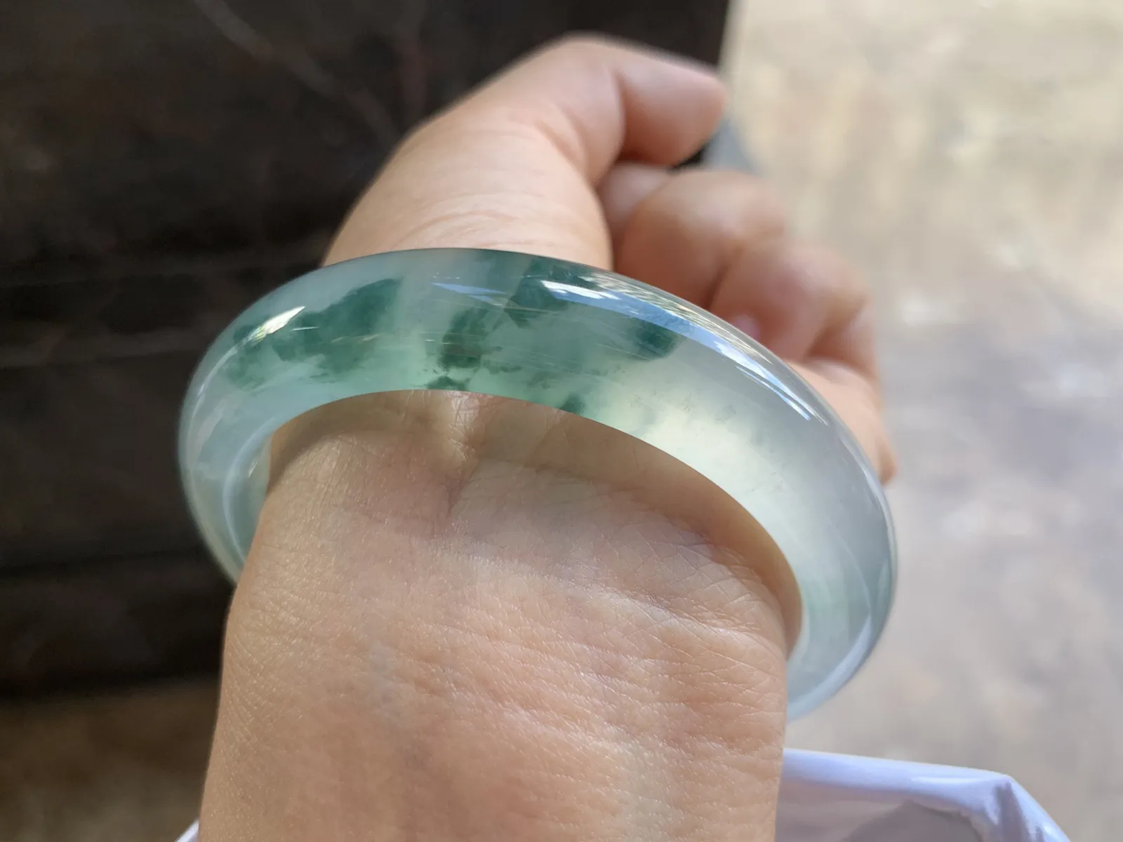 55-12.5-8.5mm
冰种飘花手镯 冰透起光 花色漂亮 韵味悠长