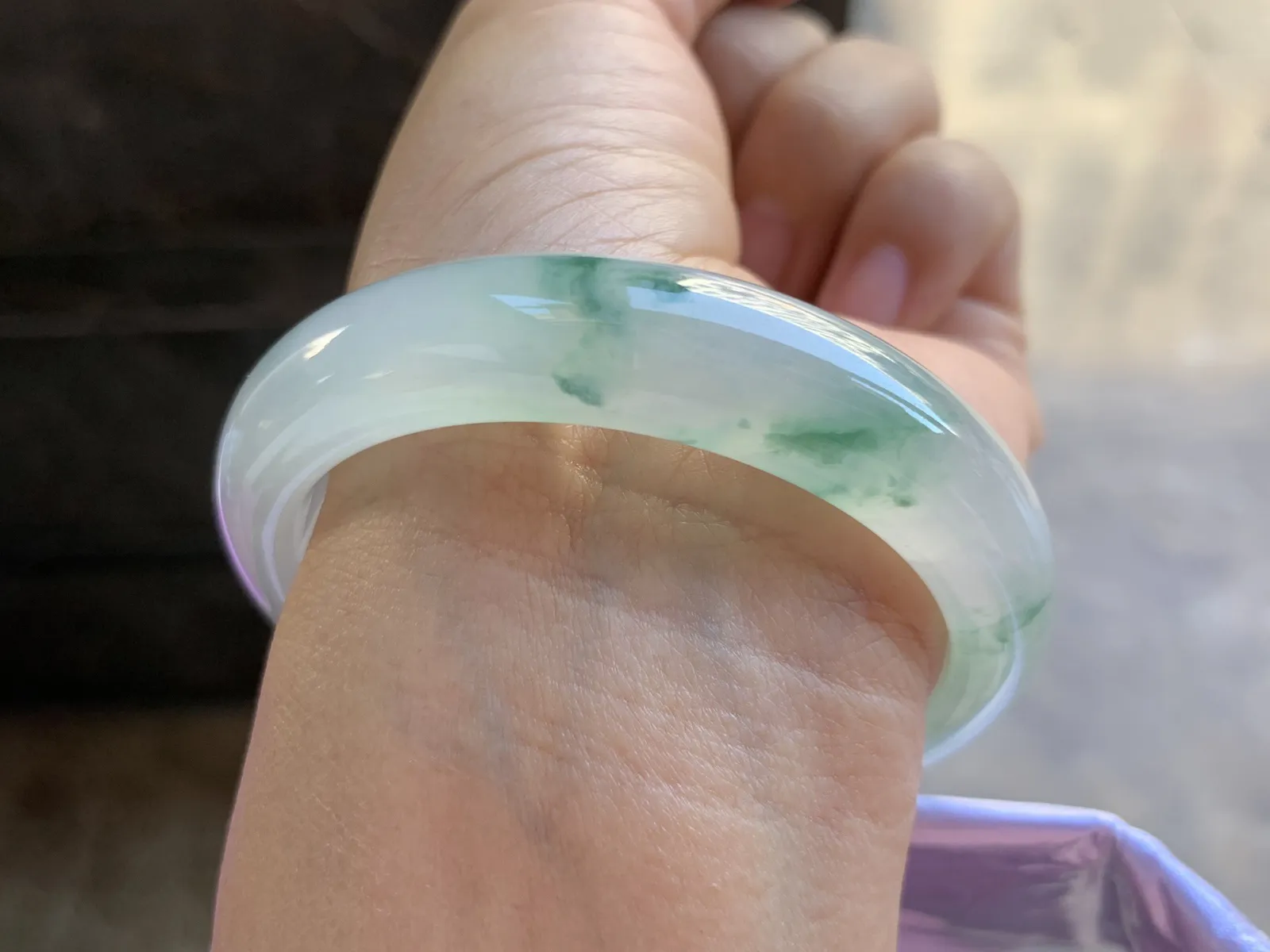 54-12.4-8mm
冰种飘花手镯 水润光泽 花色漂亮