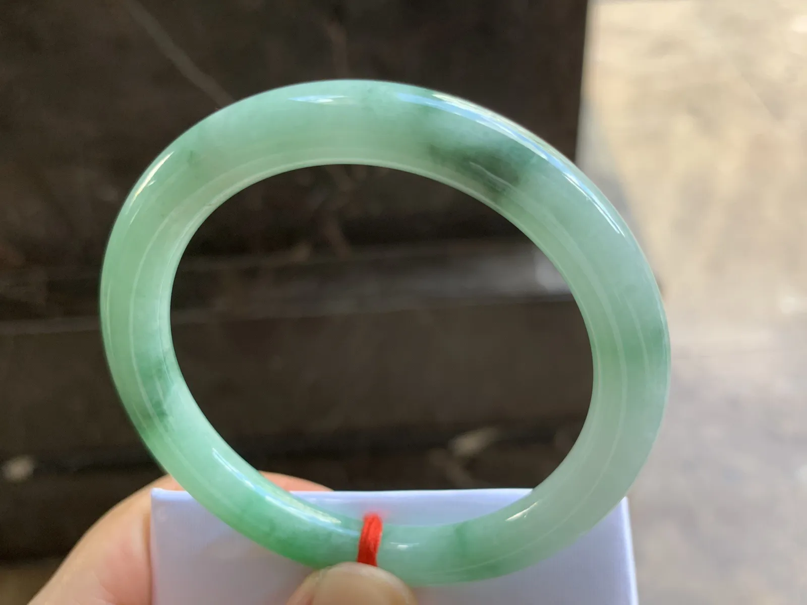 55-8.8mm
带色圆条手镯 肚子细腻 颜色漂亮 推荐