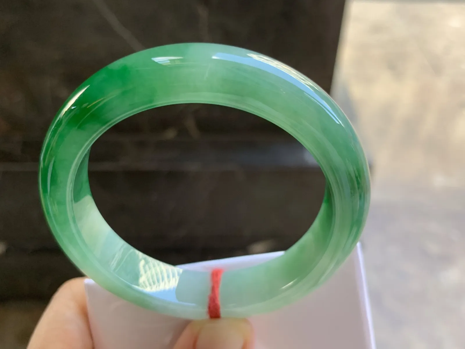 55-12.6-8.7mm
辣绿色手镯 底子细腻 颜色浓郁辣绿 推荐