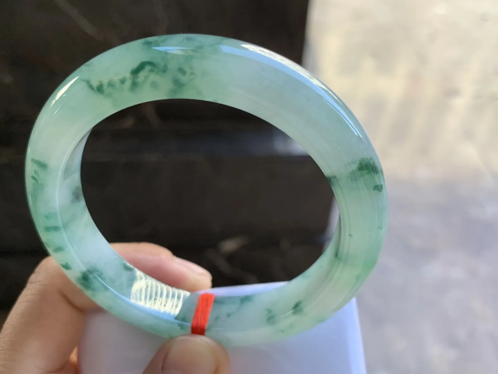 58.5-13-9.7mm
冰种飘花手镯 底子细腻 花色漂亮