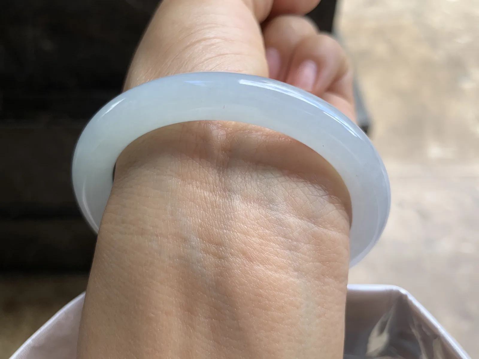 53.5-8.4mm
糯冰圆条手镯 底子细腻 水润 干净