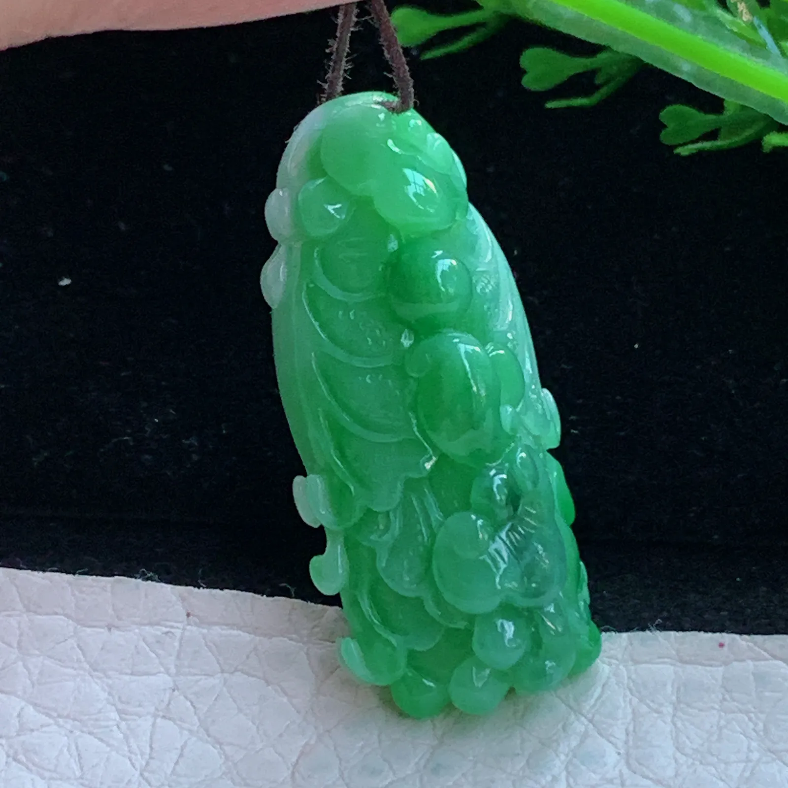 lz自然光36.8*17.5*13.5缅甸翡翠精雕辣绿白菜 百财聚来玉吊坠 玉挂件