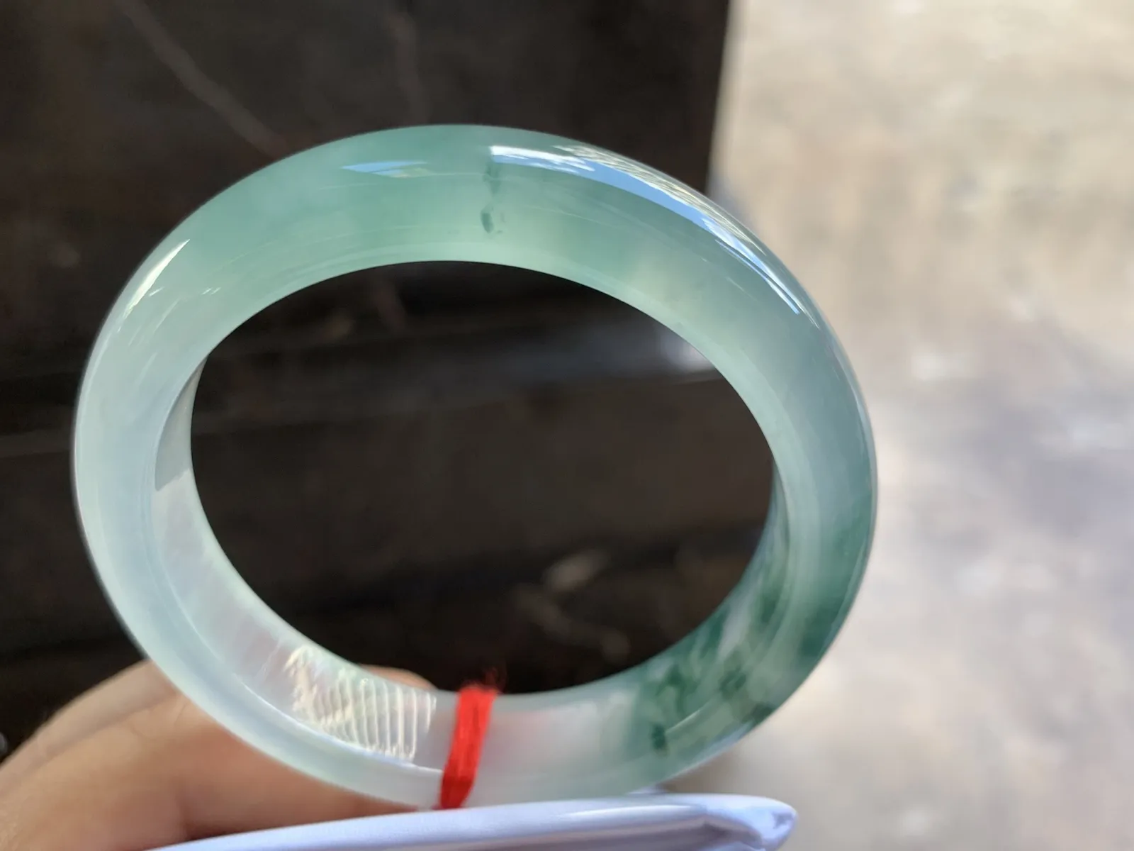 55-12.5-8.5mm
冰种飘花手镯 冰透起光 花色漂亮 韵味悠长