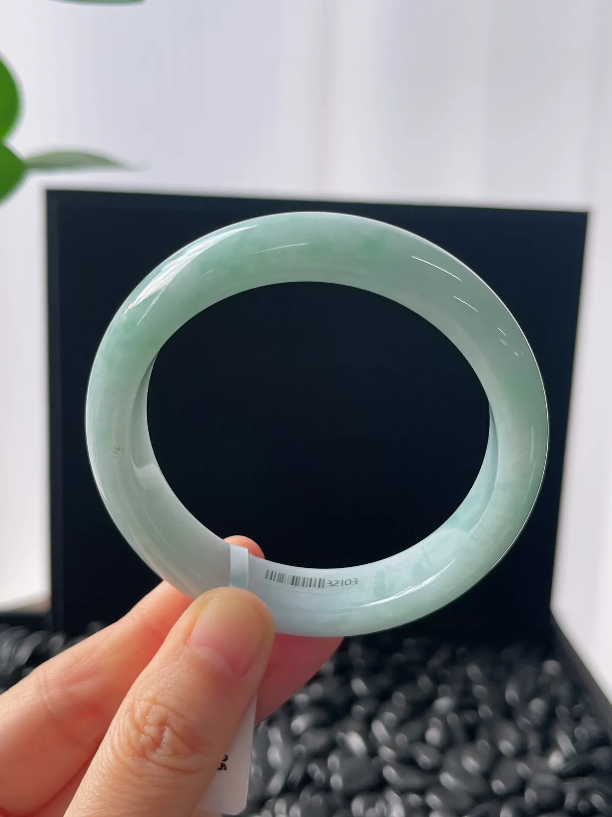 正圈54.6圈口，翡翠糯化种淡绿色手镯