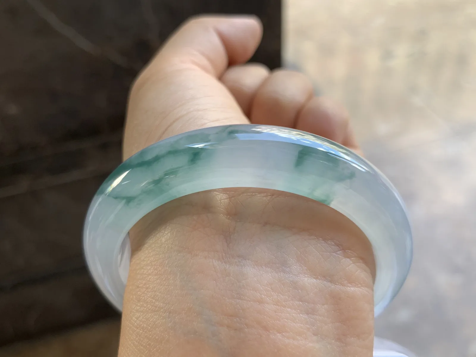 56-12-8.6mm
冰种飘花手镯 水润光泽 花色灵动漂亮