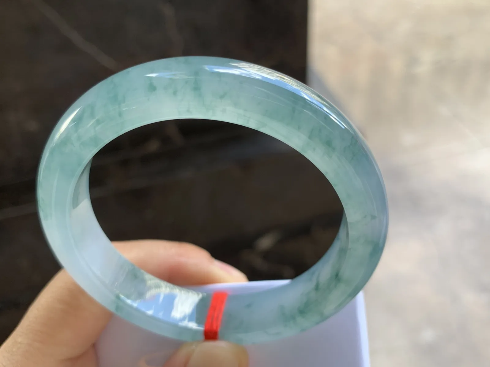 56.5-12.2-8.5mm
冰种飘花手镯 水润光泽 花色灵动