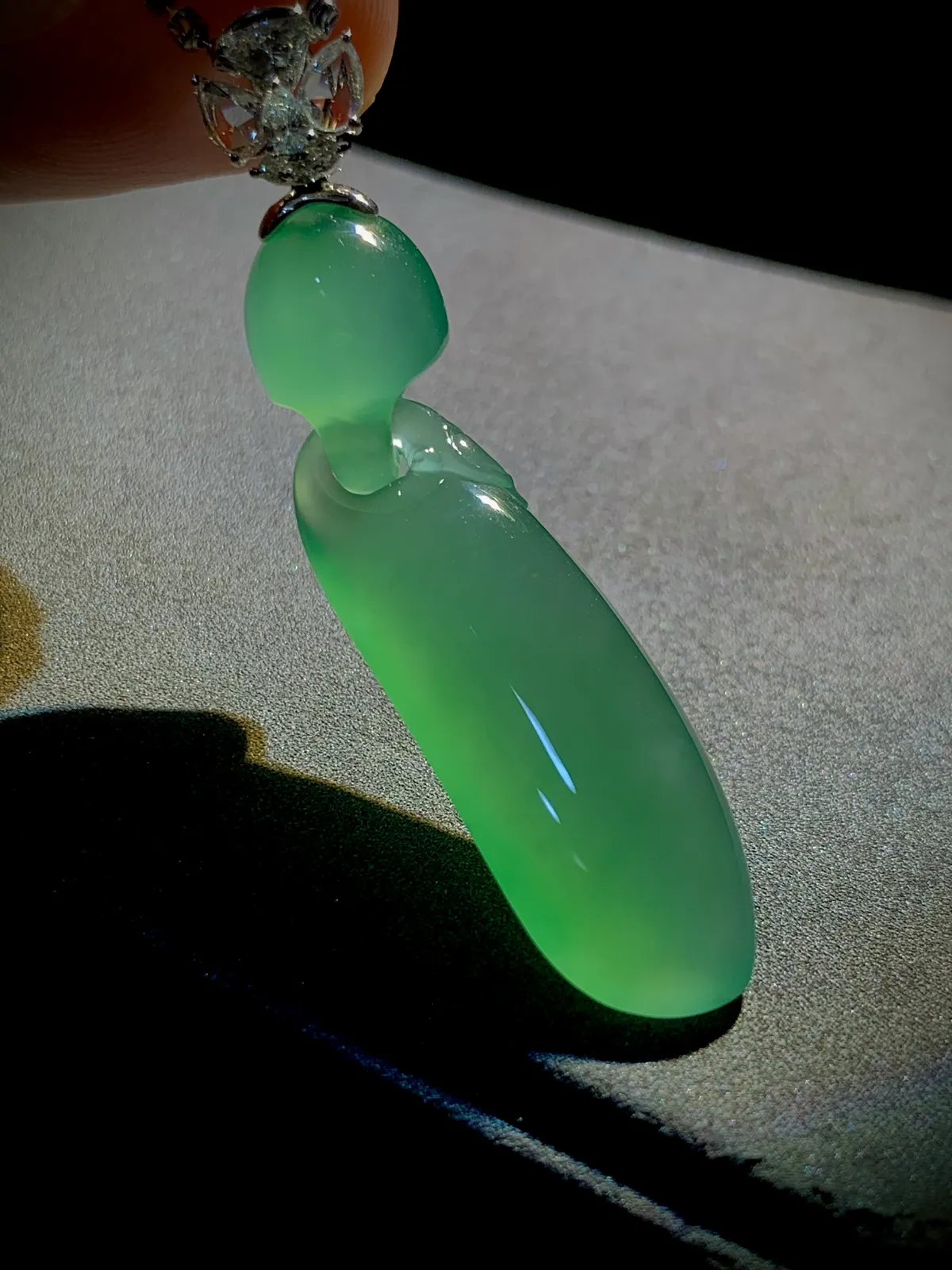 特色精品翡翠福瓜，裸石42.5-12-6.8mm，
18K金，南非钻，6.3g，