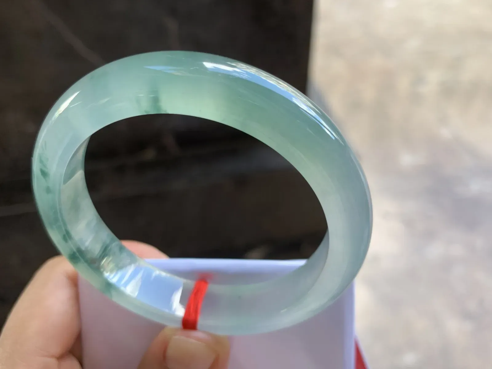 55-12.5-8.5mm
冰种飘花手镯 冰透起光 花色漂亮 韵味悠长