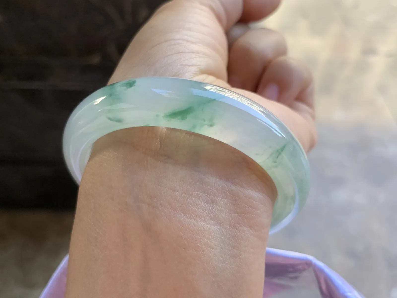 54-12.4-8mm
冰种飘花手镯 水润光泽 花色漂亮