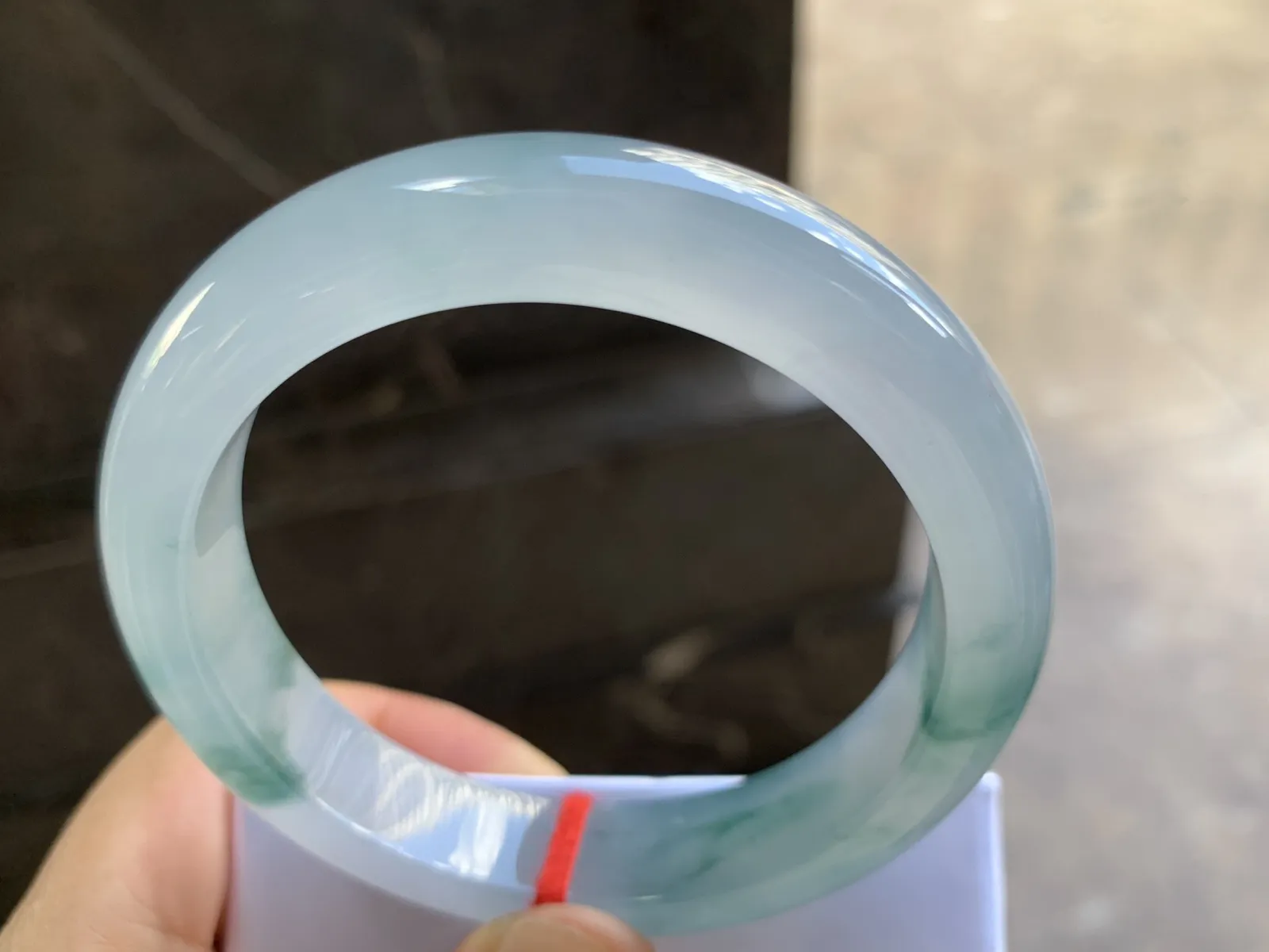 56-12-8.6mm
冰种飘花手镯 水润光泽 花色灵动漂亮