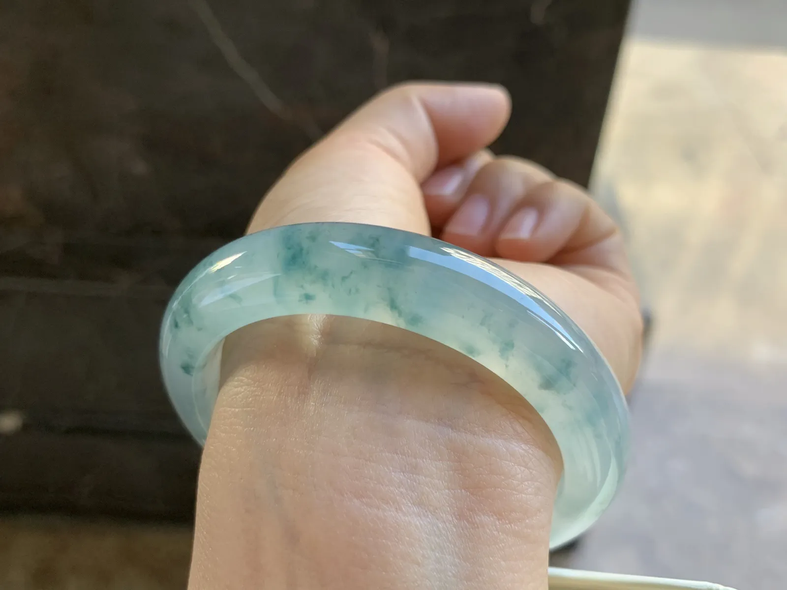 54-12.3-8.6mm
冰种飘花手镯 水润光泽 花色灵动漂亮