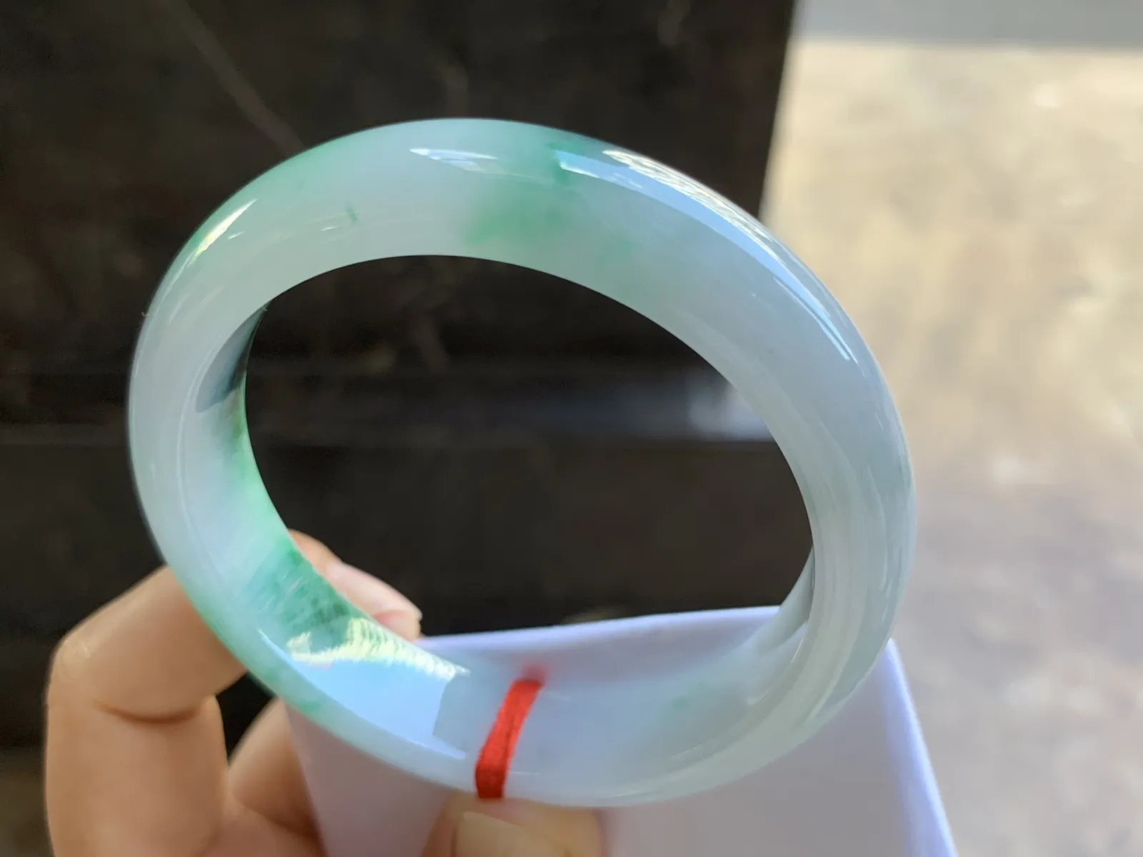 57-13.2-8.3mm
带色手镯 底子细腻 颜色辣绿 上手漂亮 推荐