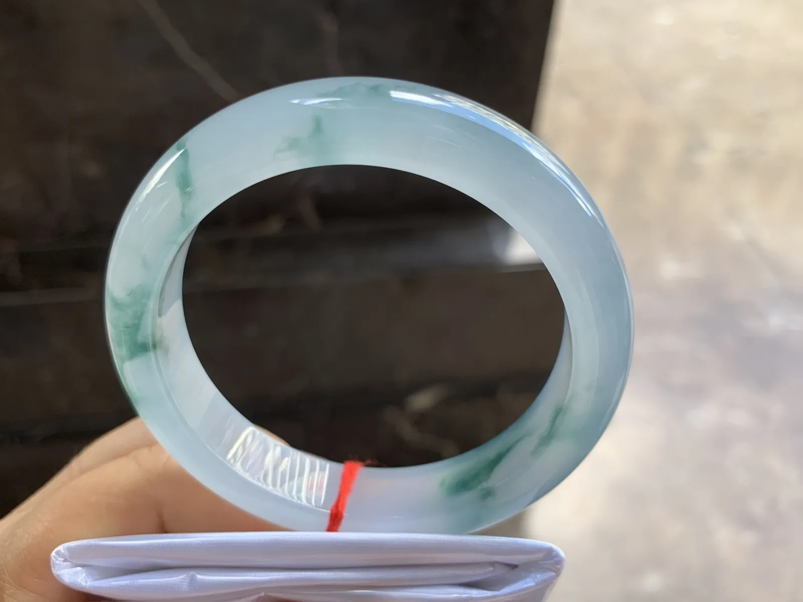 56-12-8.8mm
冰种飘花手镯 水润光泽 花色漂亮