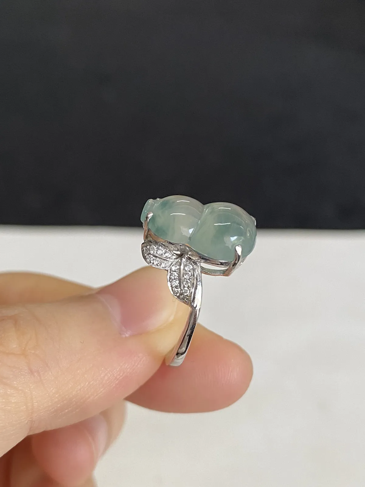 翡翠女戒，伴钻石