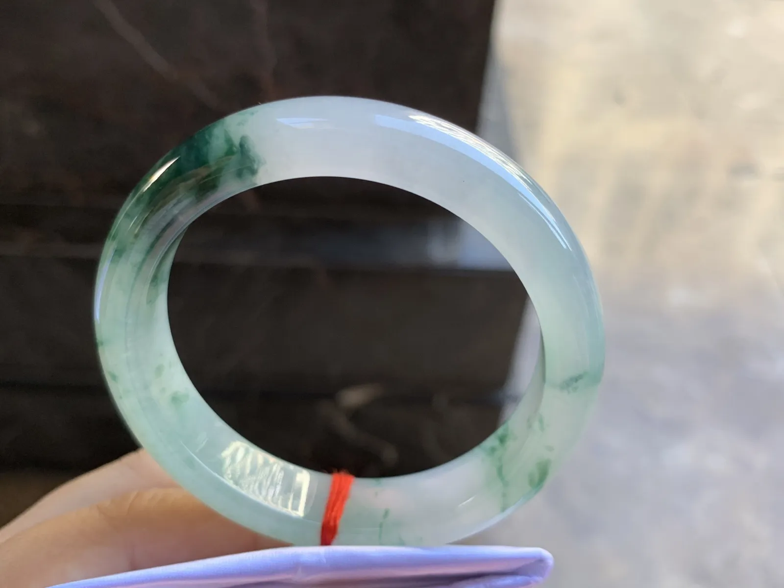 54-12.4-8mm
冰种飘花手镯 水润光泽 花色漂亮