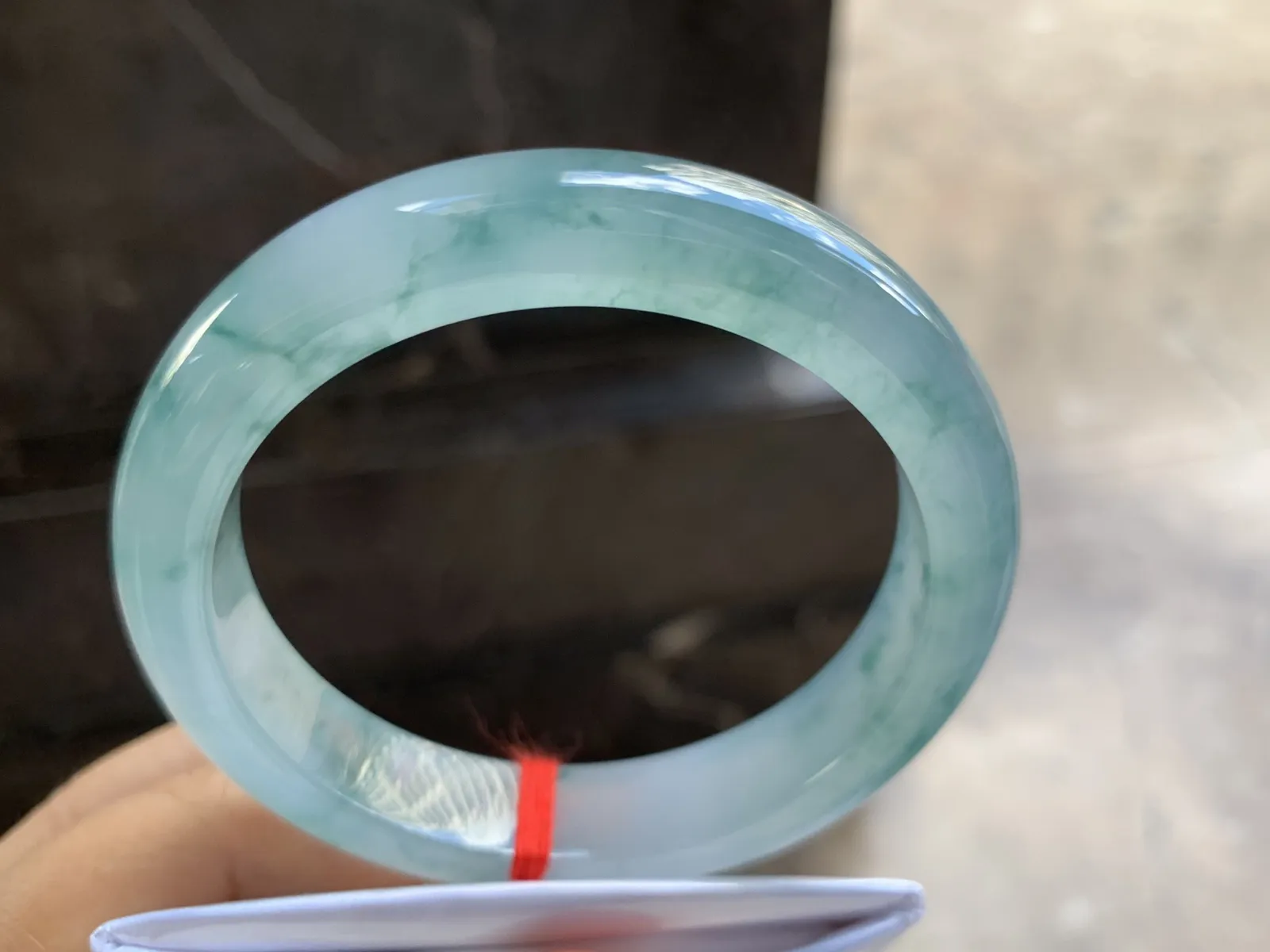 56.5-12.2-8.5mm
冰种飘花手镯 水润光泽 花色灵动