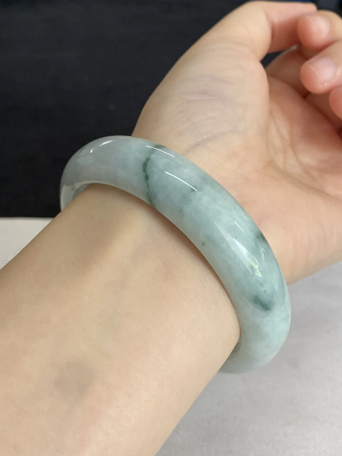 正圈58.2圈口，翡翠糯化种淡绿色手镯