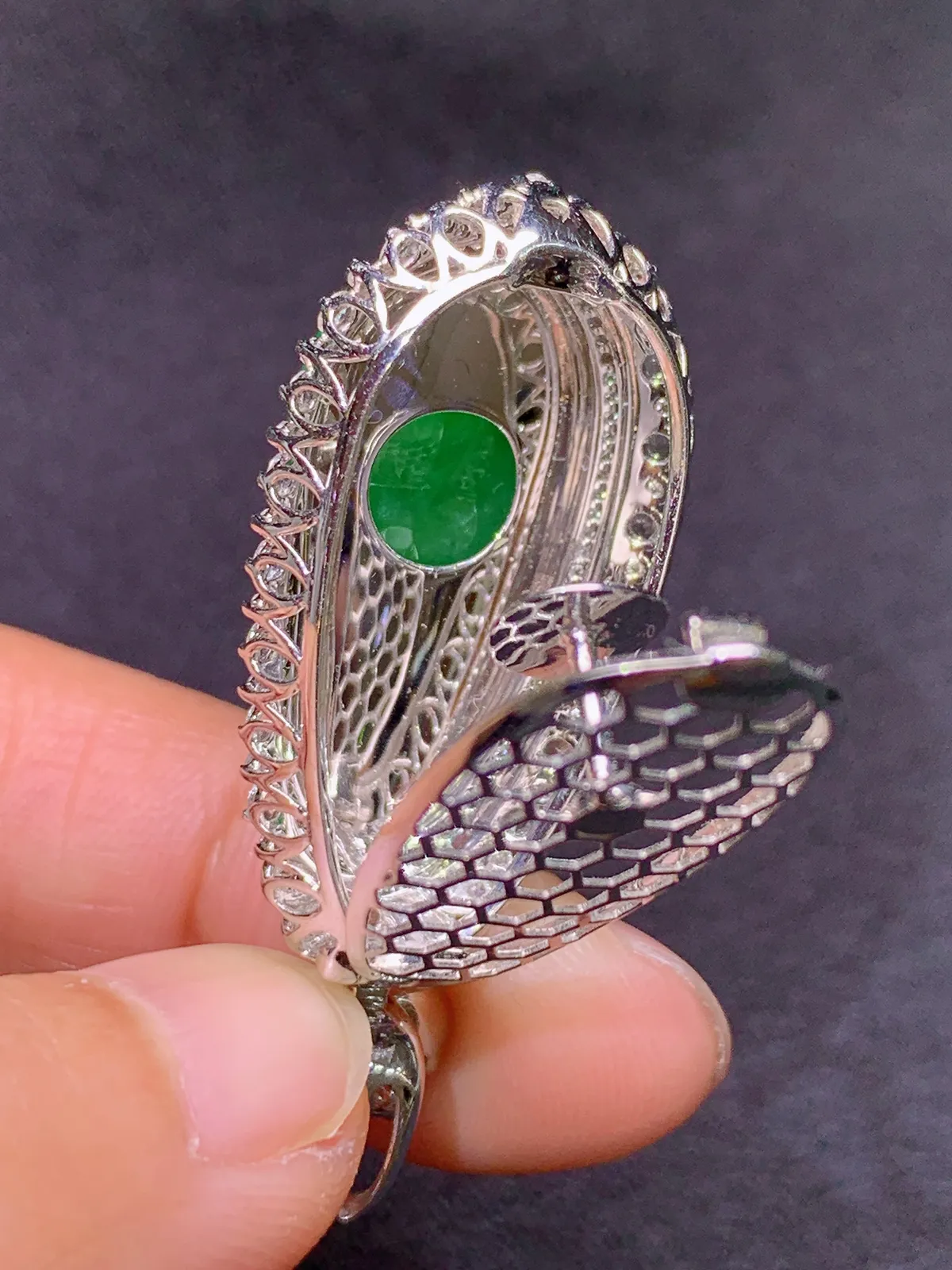 阳绿福豆四季豆吊坠，18k金钻镶嵌，色泽鲜阳，水润细腻，整体尺寸42.2*17.3*12.8